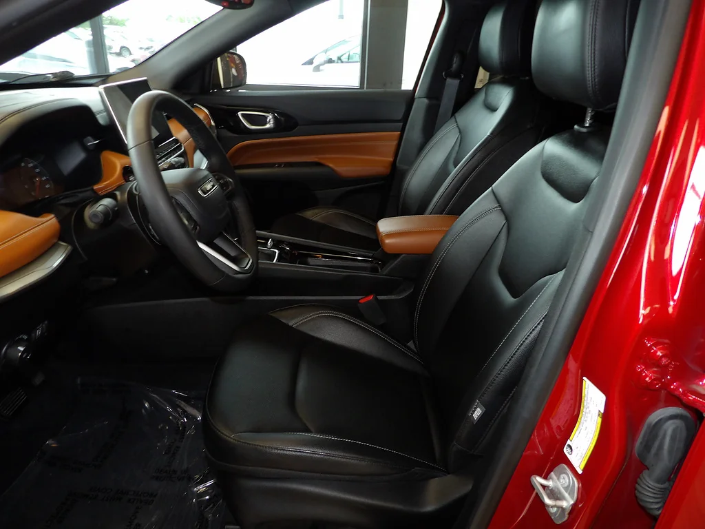 Used 2025 Red Hot Pearl Coat Jeep Limited image 25