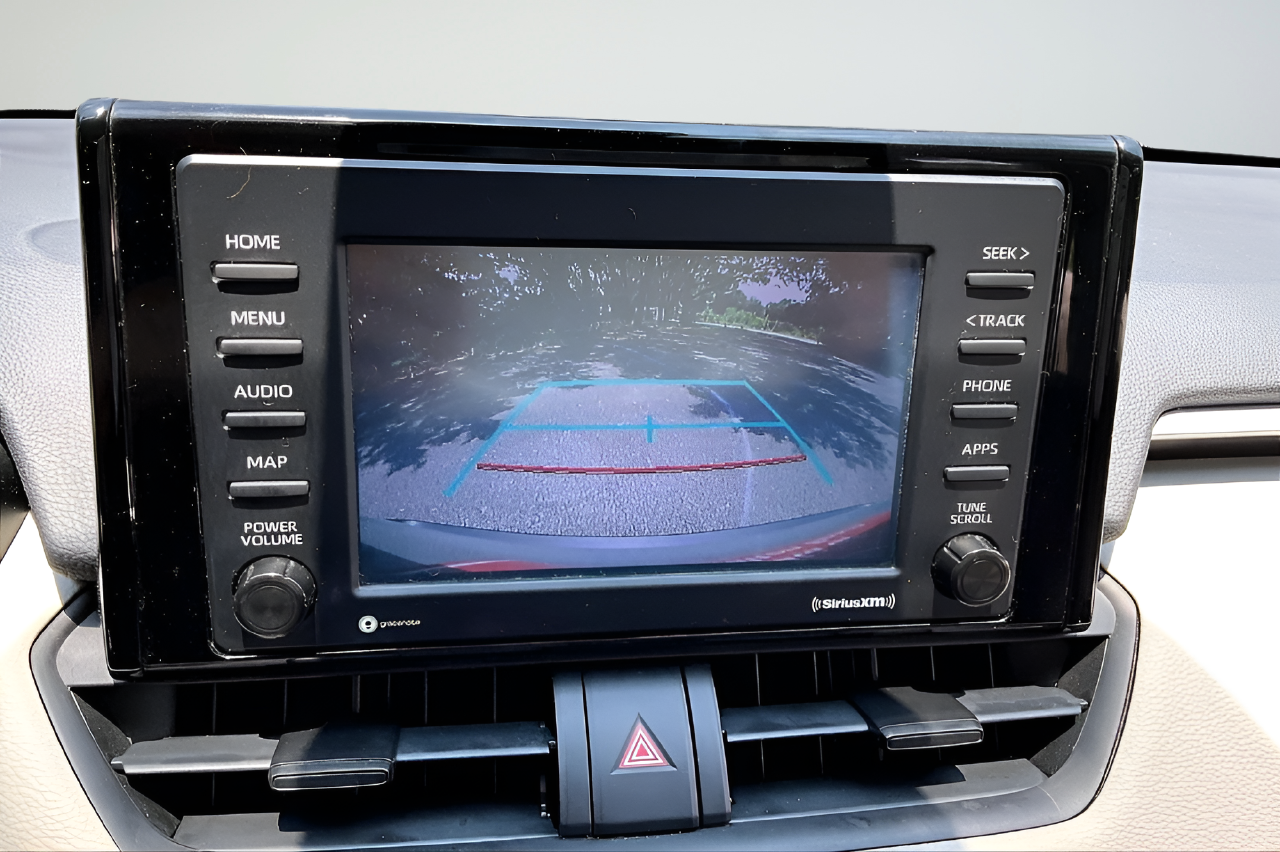 Used 2021  Toyota XLE image 13