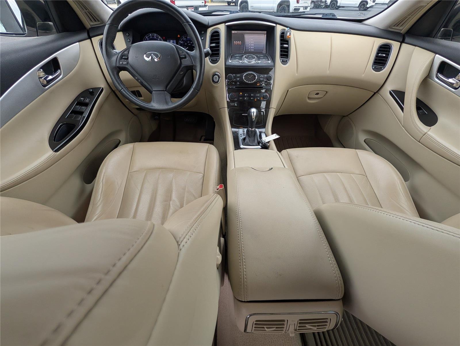 Used 2017 Majestic White INFINITI RWD image 27