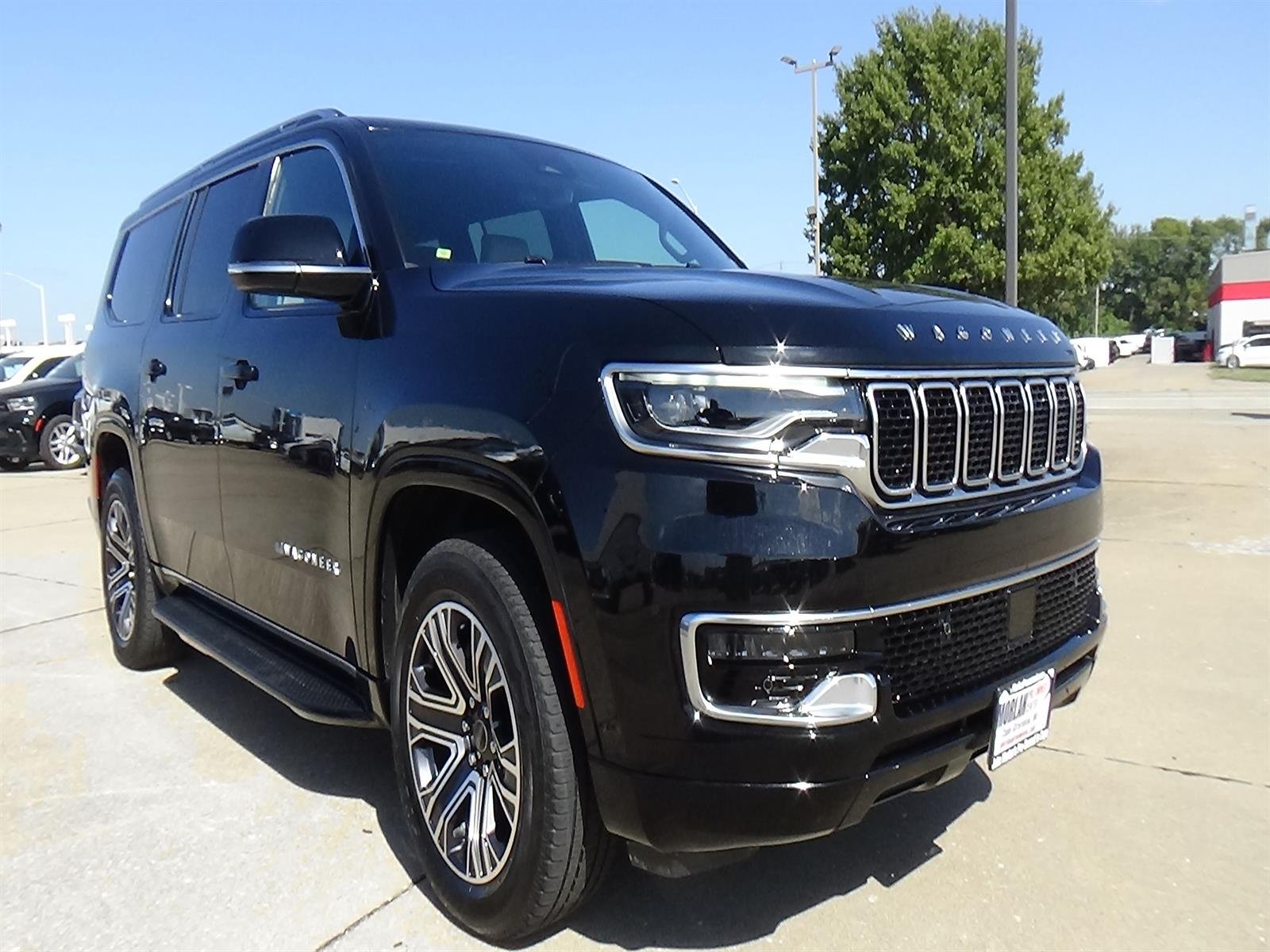 Used 2025 Diamond Black Crystal Pearl Coat (pxj) Jeep Base image 5