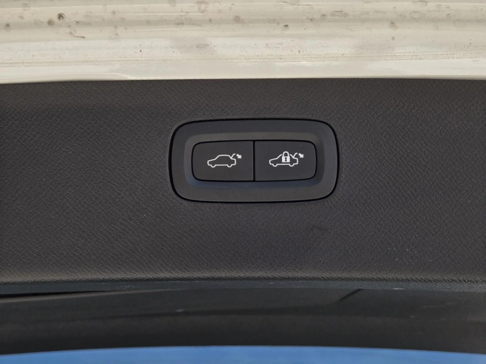 Used 2022 Crystal White Metallic Volvo Momentum image 14