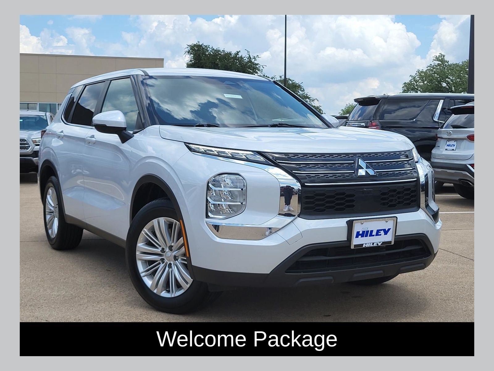 2024 Mitsubishi Outlander ES 2WD's photo