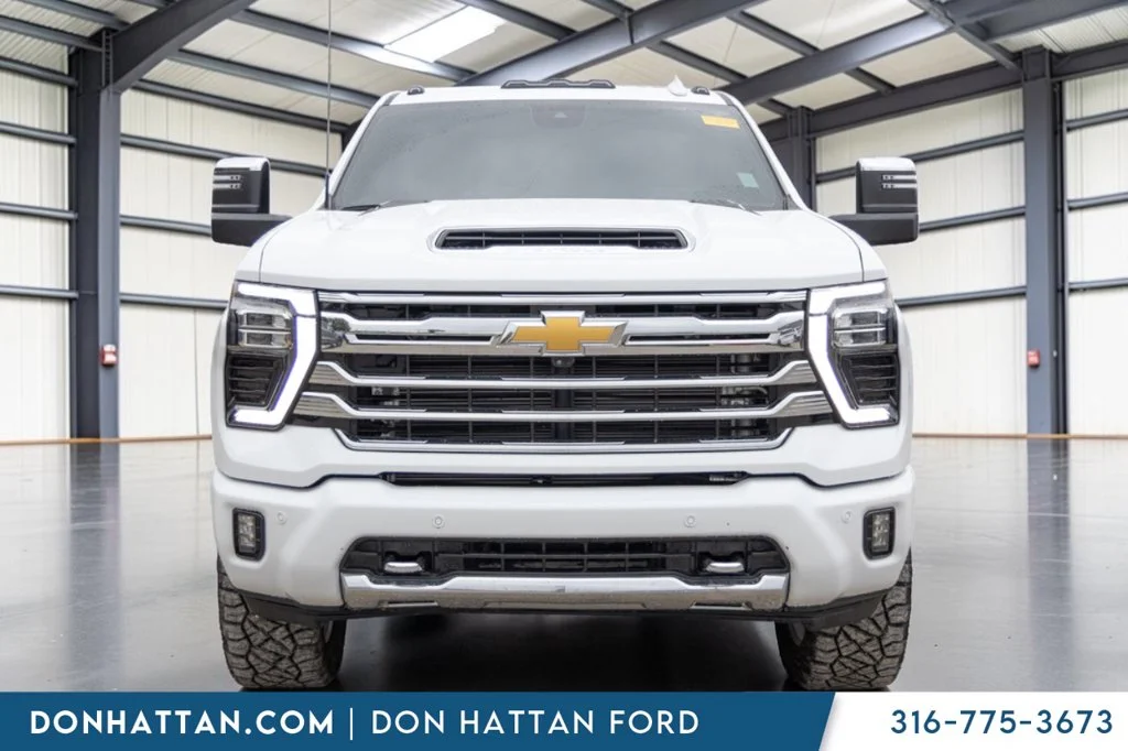 Used 2025 White Chevrolet High Country image 22