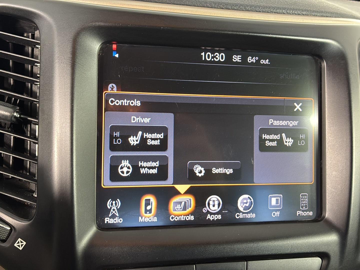 Used 2015 Bright White Clearcoat Jeep Latitude image 28