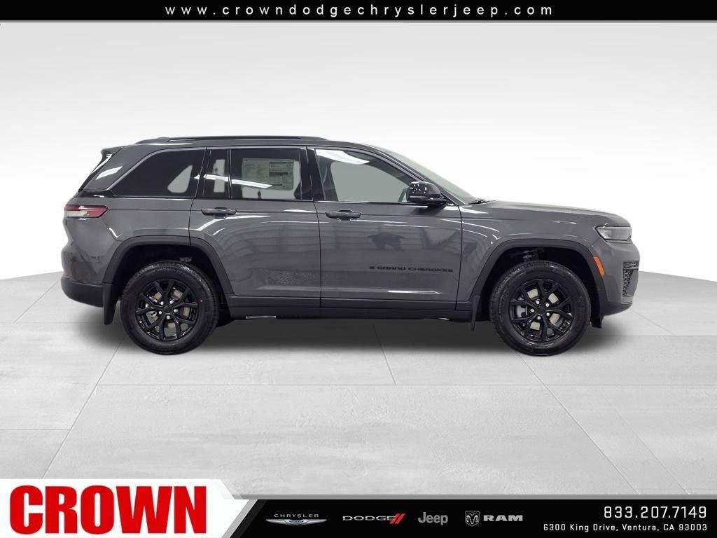 New 2026 Baltic Gray Metallic Clearcoat Jeep Laredo image 4