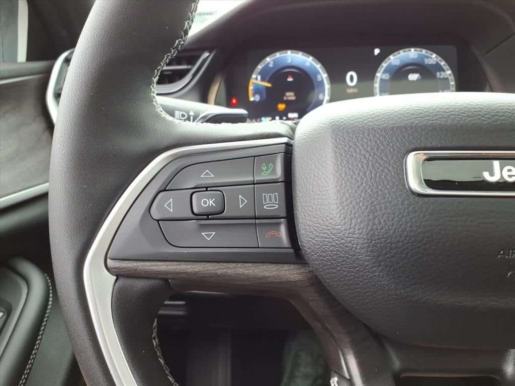 New 2026 Diamond Black Crystal Pearl-Coat Exterior Paint Jeep Laredo Altitude image 18