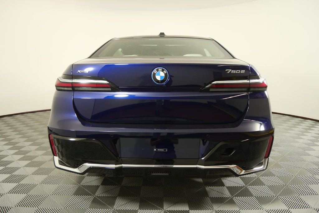 2026 BMW 7 Series 750e - Photo 5