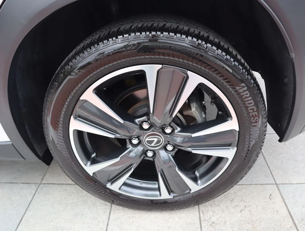 Used 2025 White Lexus 300h image 10