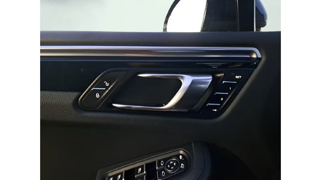 Used 2018  Porsche Base image 32