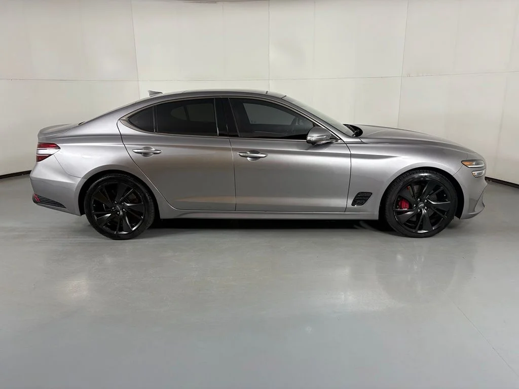 Used 2023 Silver Genesis 3.3T image 9