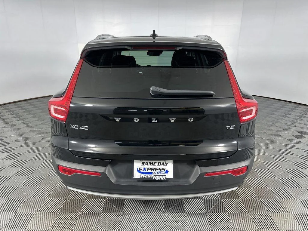 Used 2020 Black Stone Volvo Momentum image 9