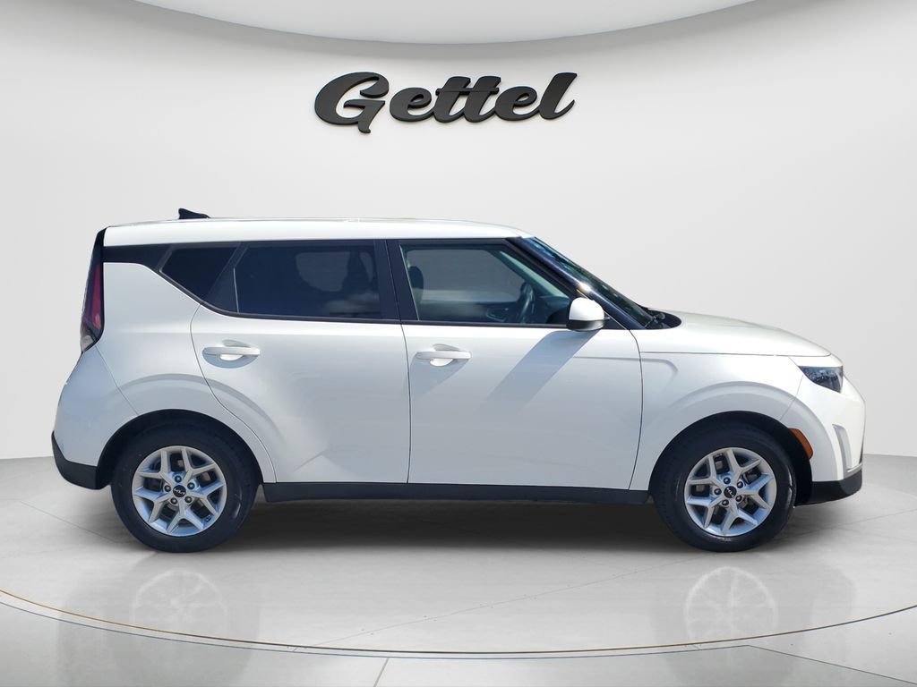 Used 2024 White Kia LX image 4