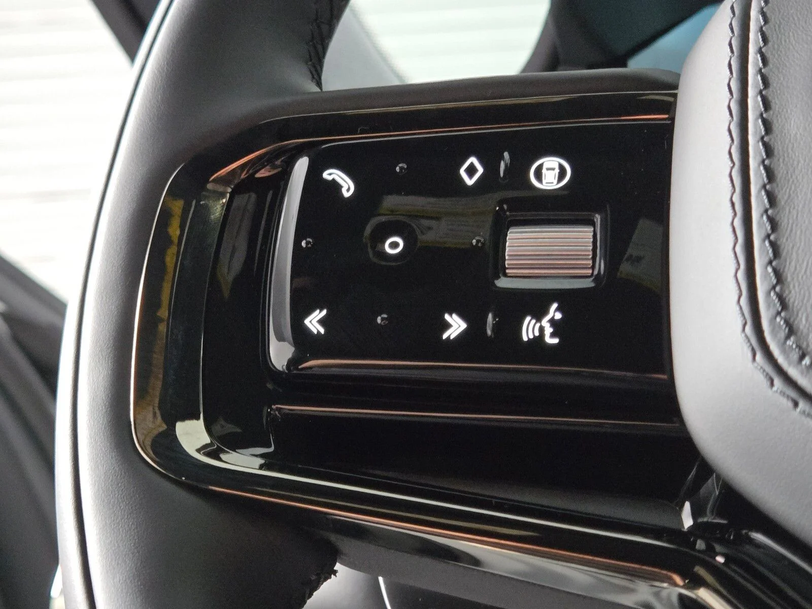 New 2026 Fuji White Land Rover Dynamic SE image 22