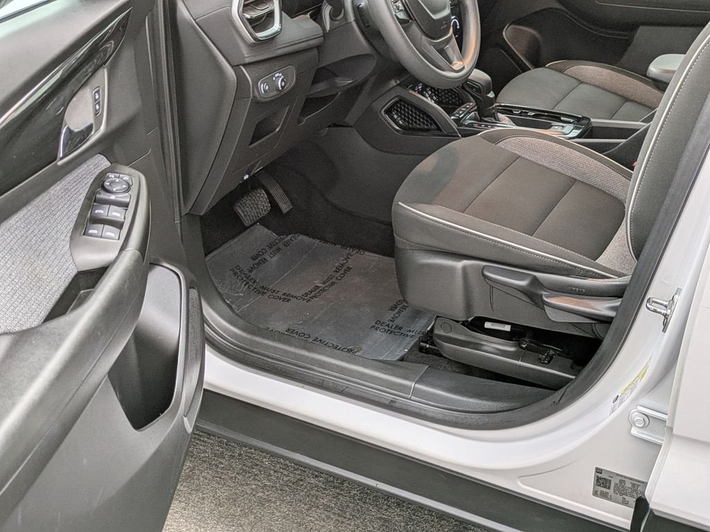 Used 2025 White Chevrolet LT image 23