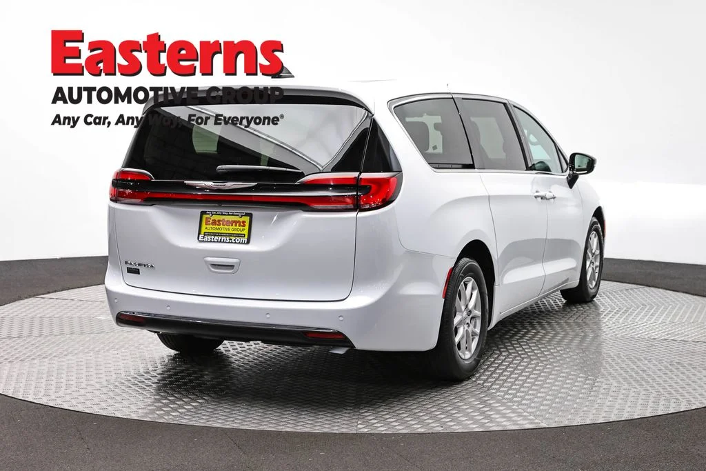 Used 2024 White Chrysler Touring L image 5