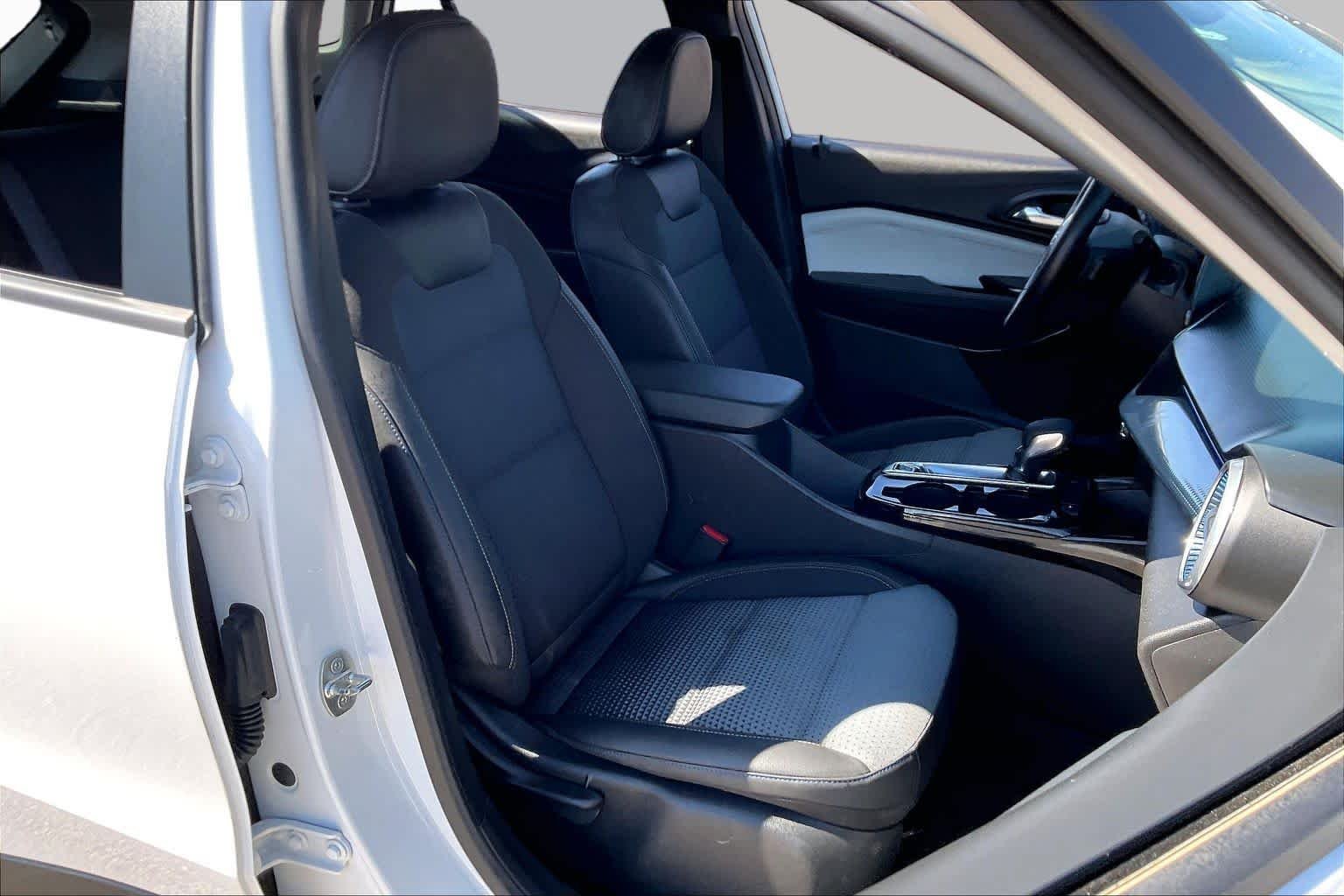 Used 2024 Summit White Chevrolet LT image 9