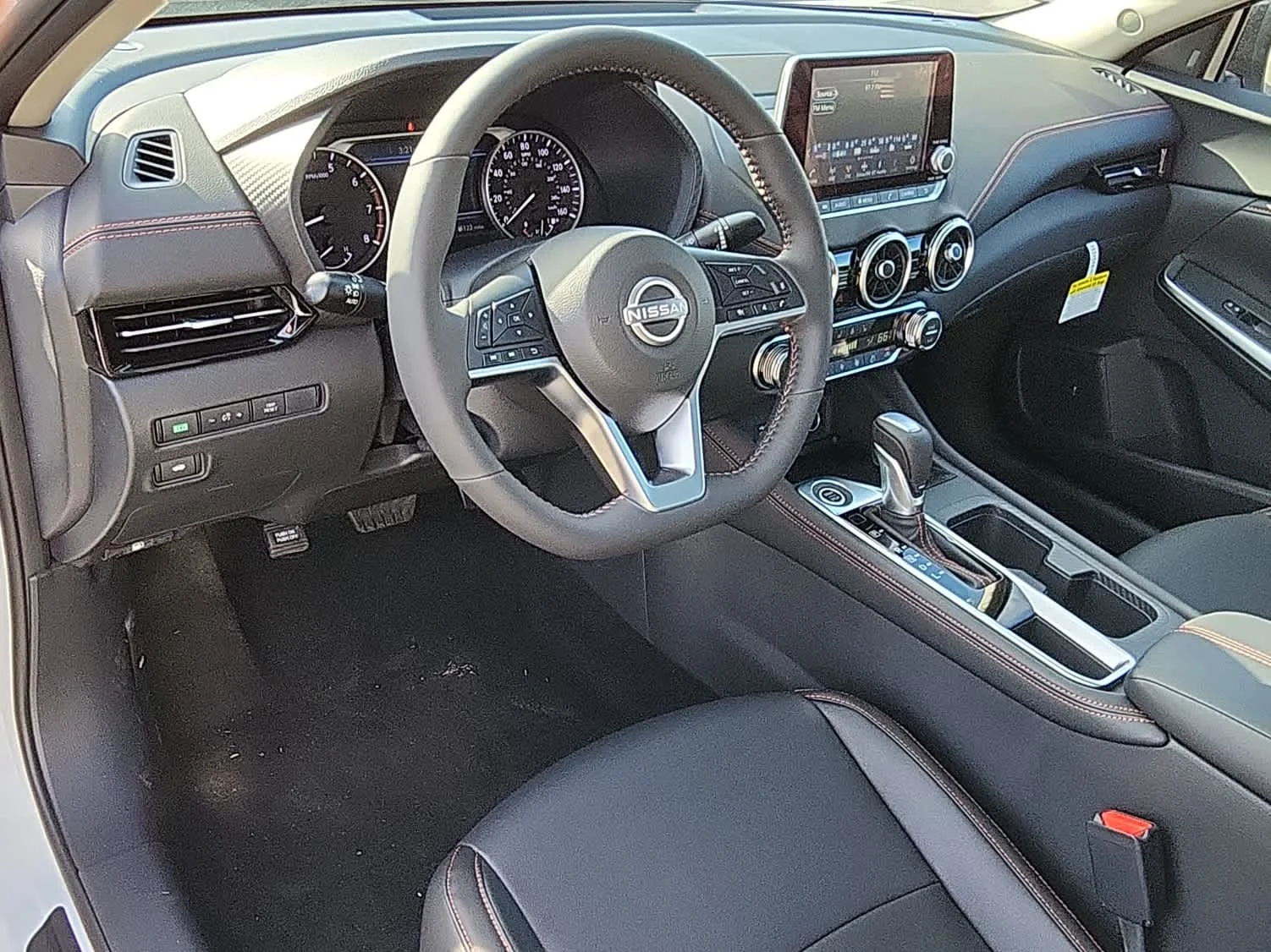 Used 2025 Aspen White Tricoat/Super Black Nissan SR image 12
