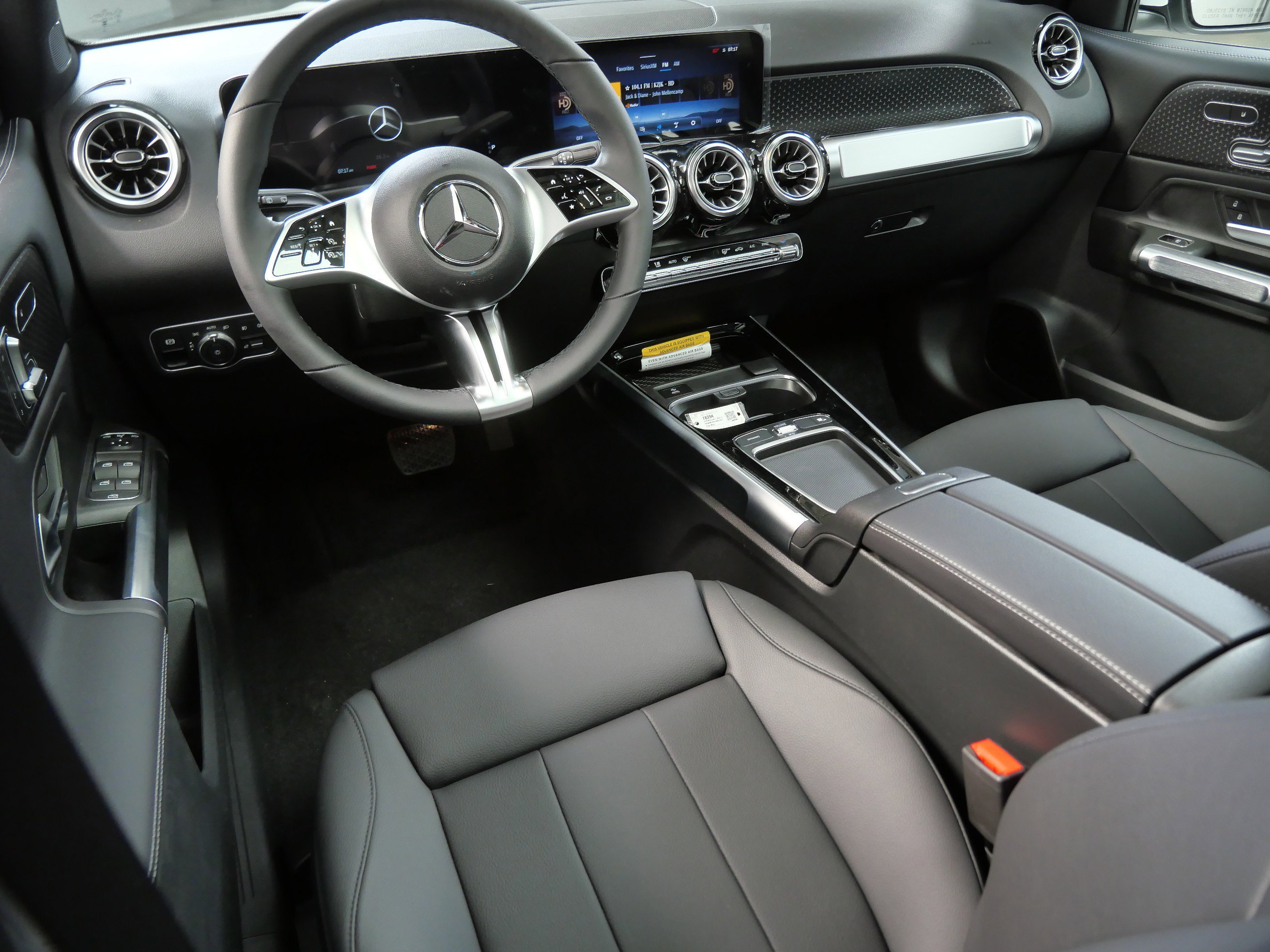 New 2026 Polar White Mercedes-Benz GLB 250 image 2