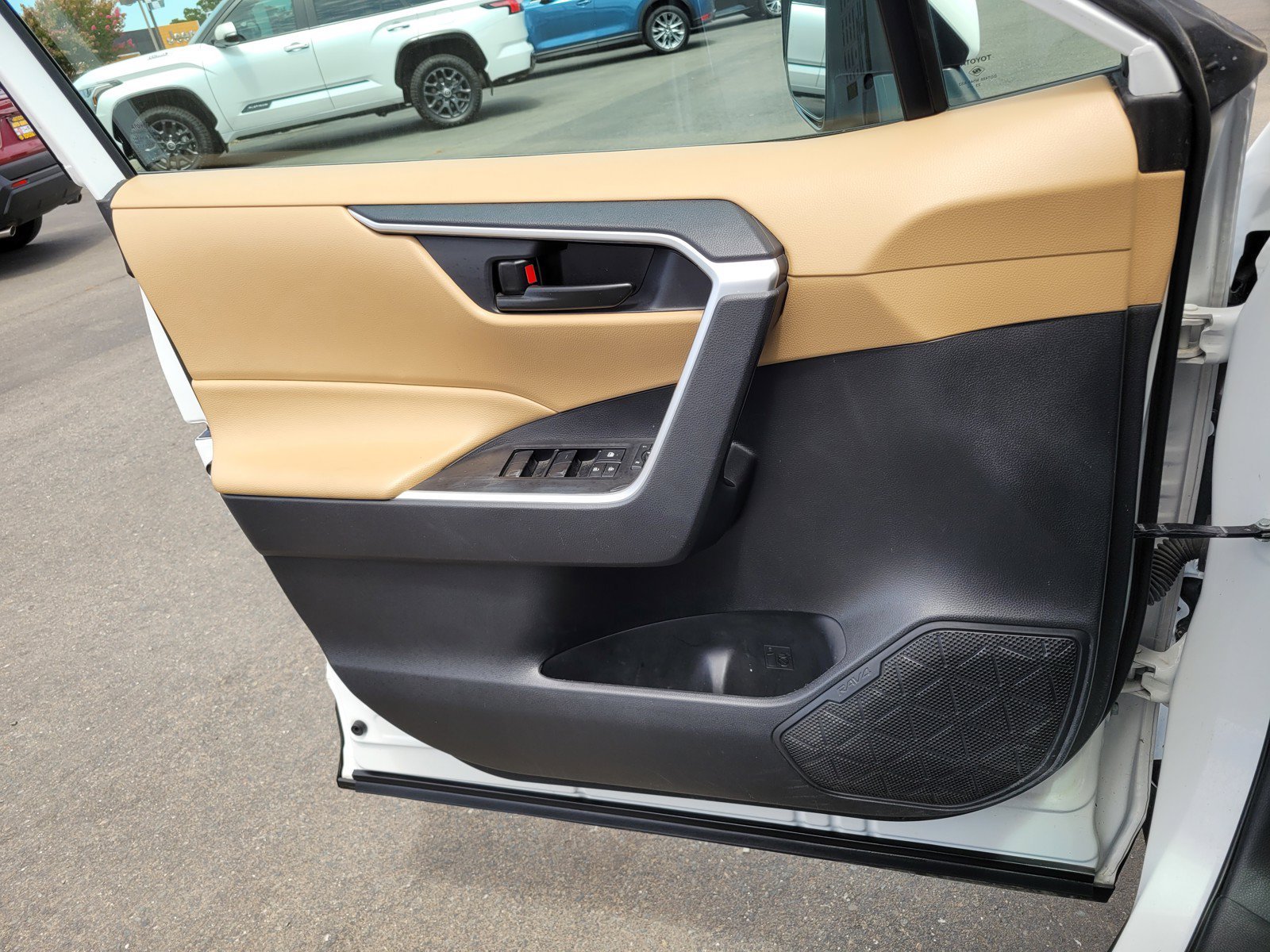 Used 2024  Toyota Hybrid LE image 27