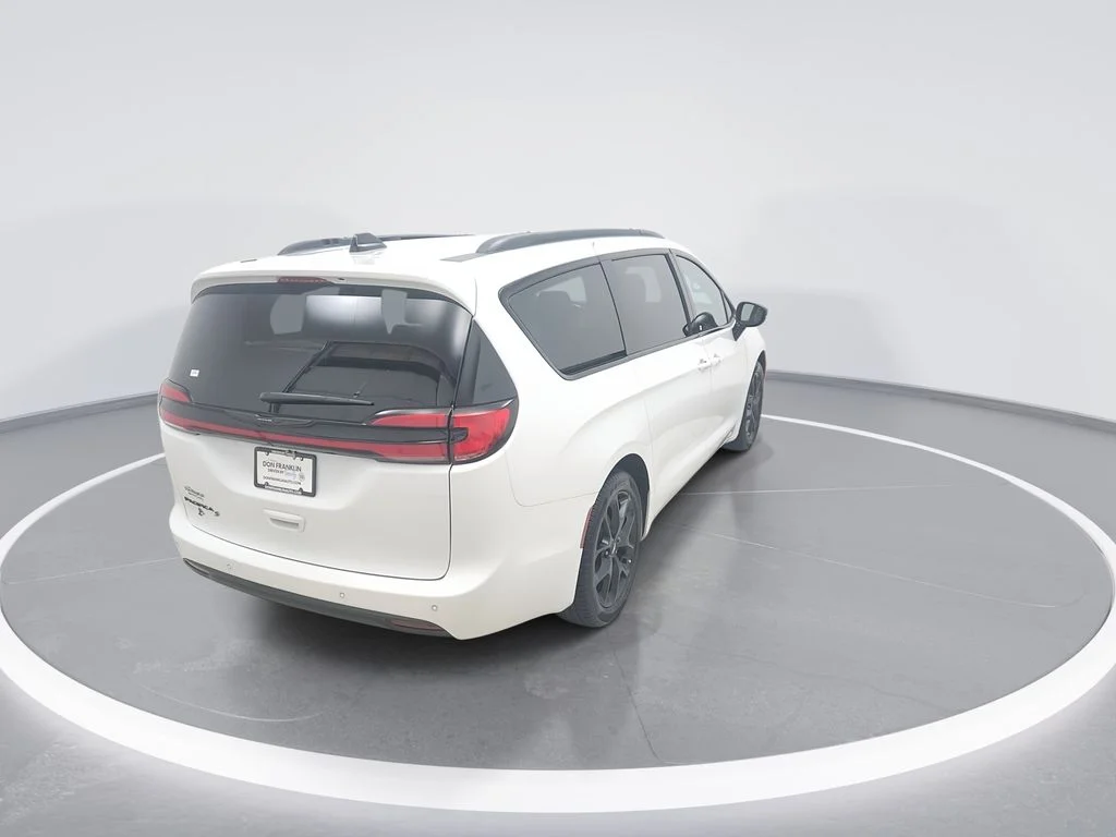 Used 2024 White Chrysler Touring L image 7