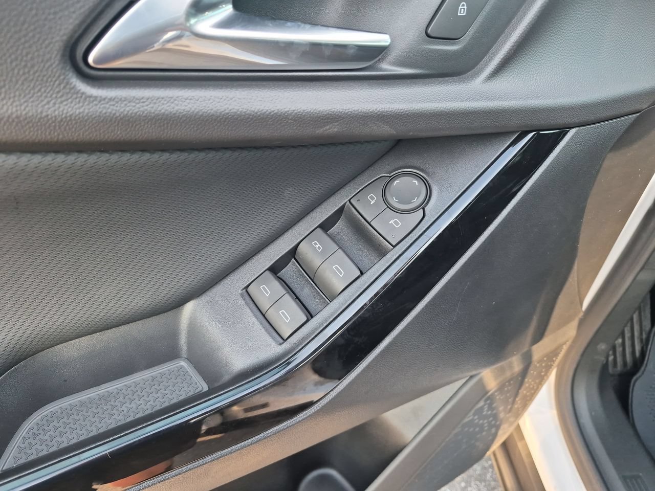 2027 Chevrolet Equinox LT - Photo 21
