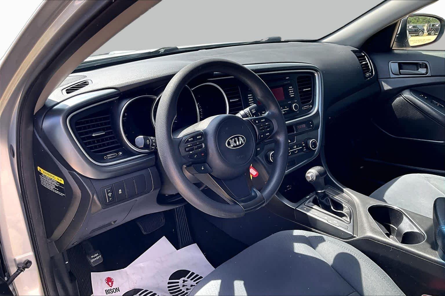 Used 2015 Sparkling Silver Kia LX image 18