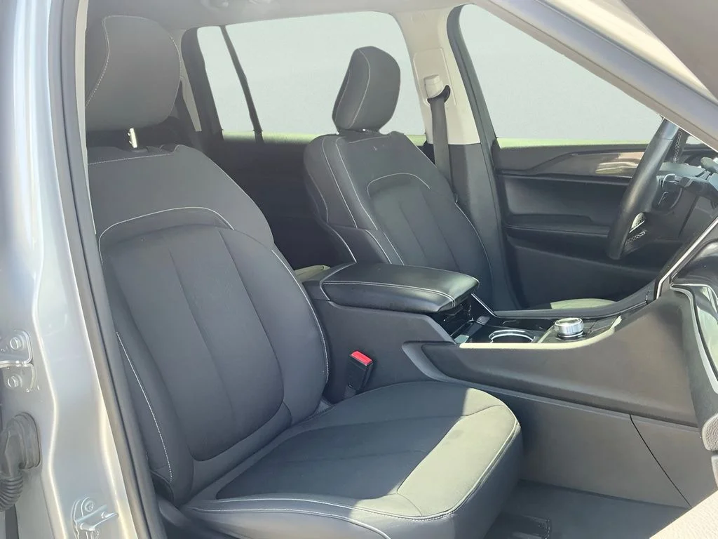 Used 2021 Silver Jeep Laredo image 14