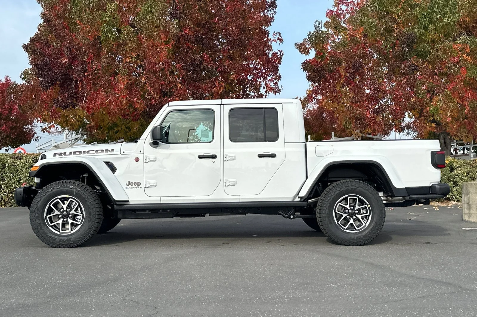 New 2026 Bright White Clear-Coat Exterior Paint Jeep Rubicon X image 7