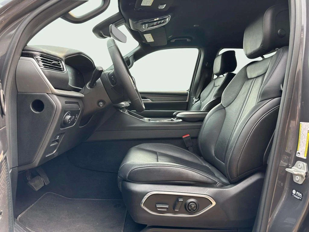 2023 Jeep Wagoneer L Series III - Photo 38