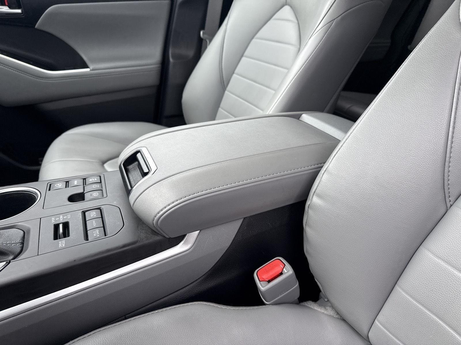 Used 2023 Wind Chill Pearl Toyota XLE image 27
