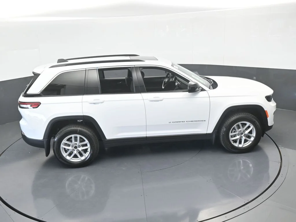 Used 2025 Bright White Clearcoat Jeep Laredo X image 47