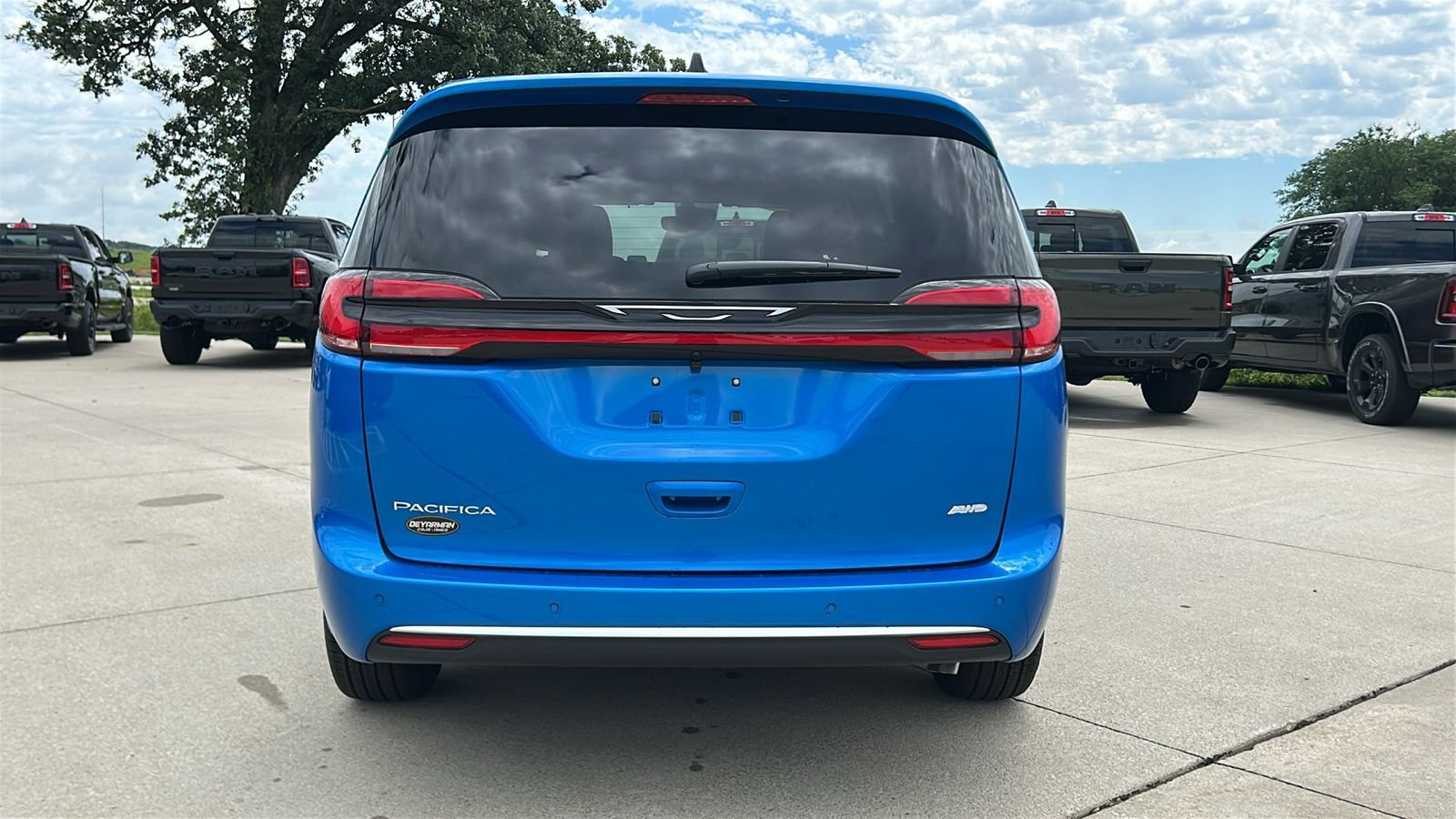 New 2027 Hydro Blue Pearl-Coat Exterior Paint Chrysler Select image 5