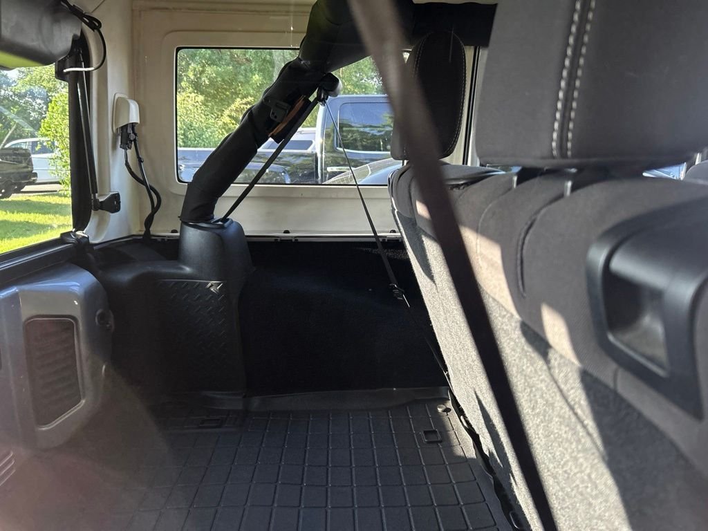Used 2014 Gray Jeep Unlimited Sahara image 15