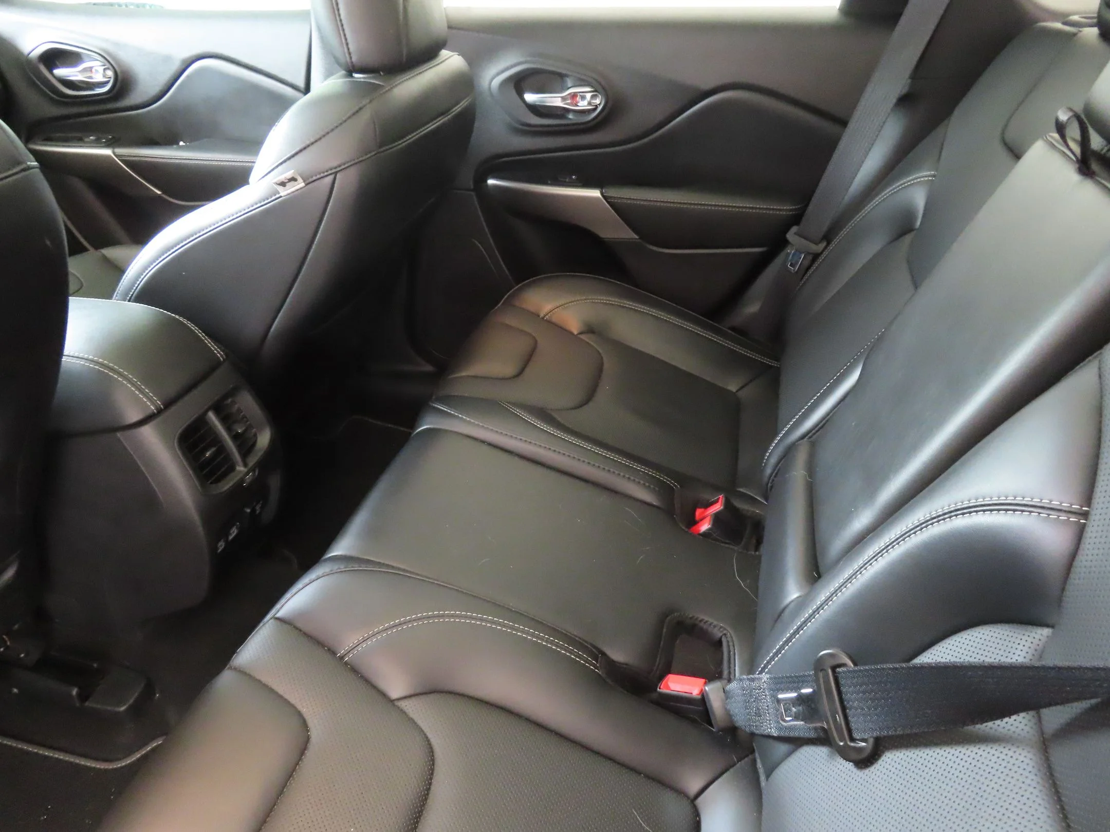 Used 2021 Red Jeep Latitude Lux image 22