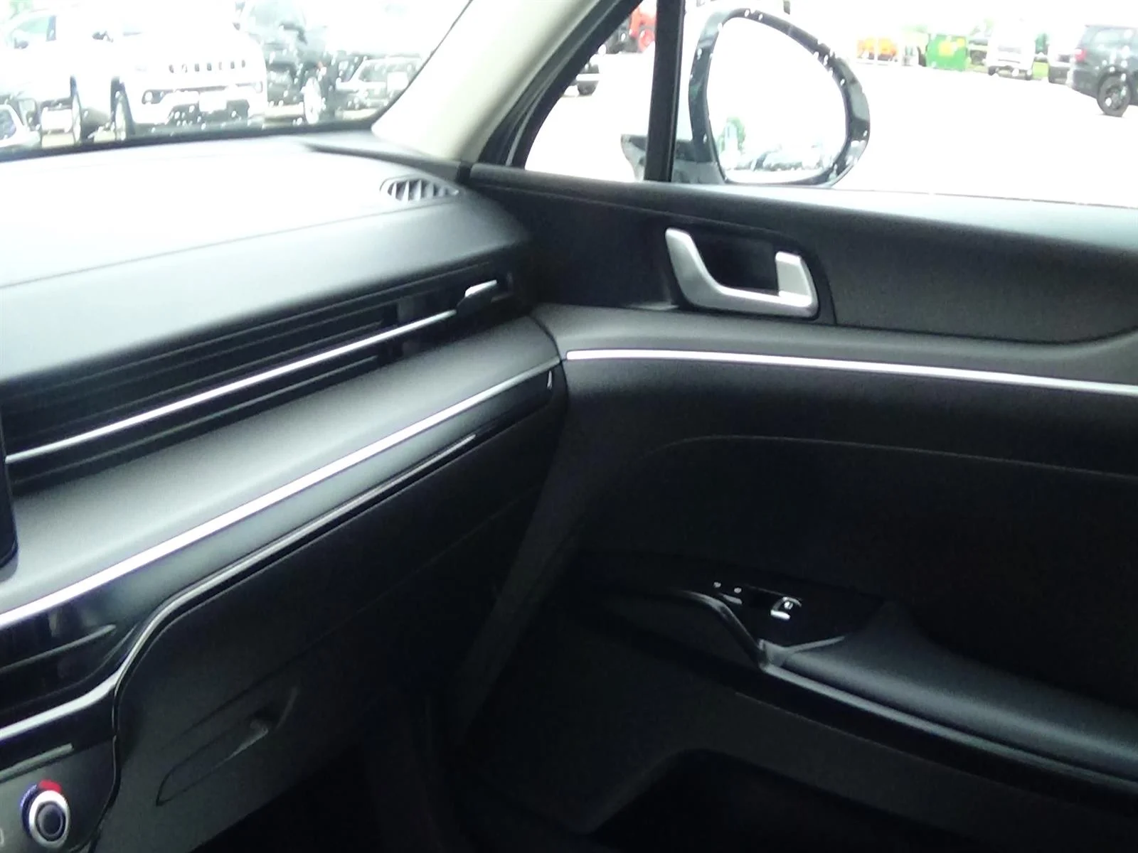 Used 2025 Snow White Kia LXS image 28