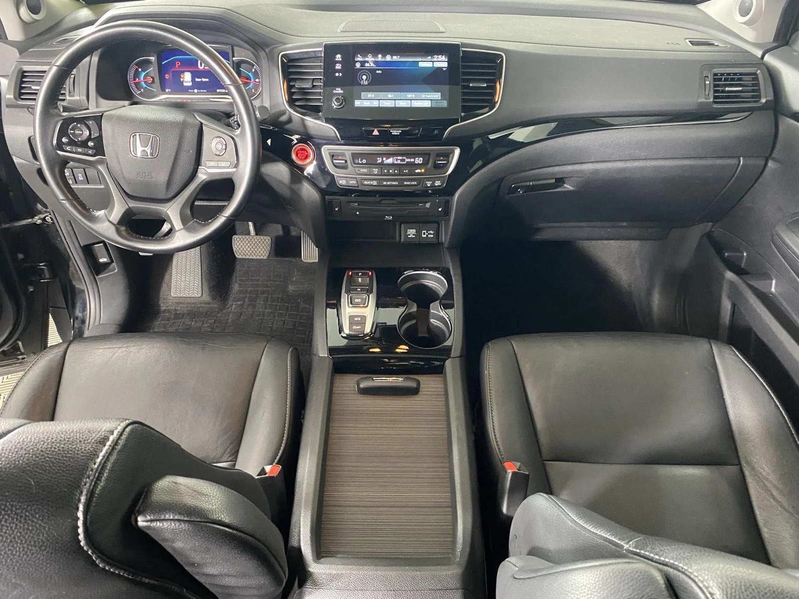 Used 2020 Crystal Black Pearl Honda Touring w/Rear Captain