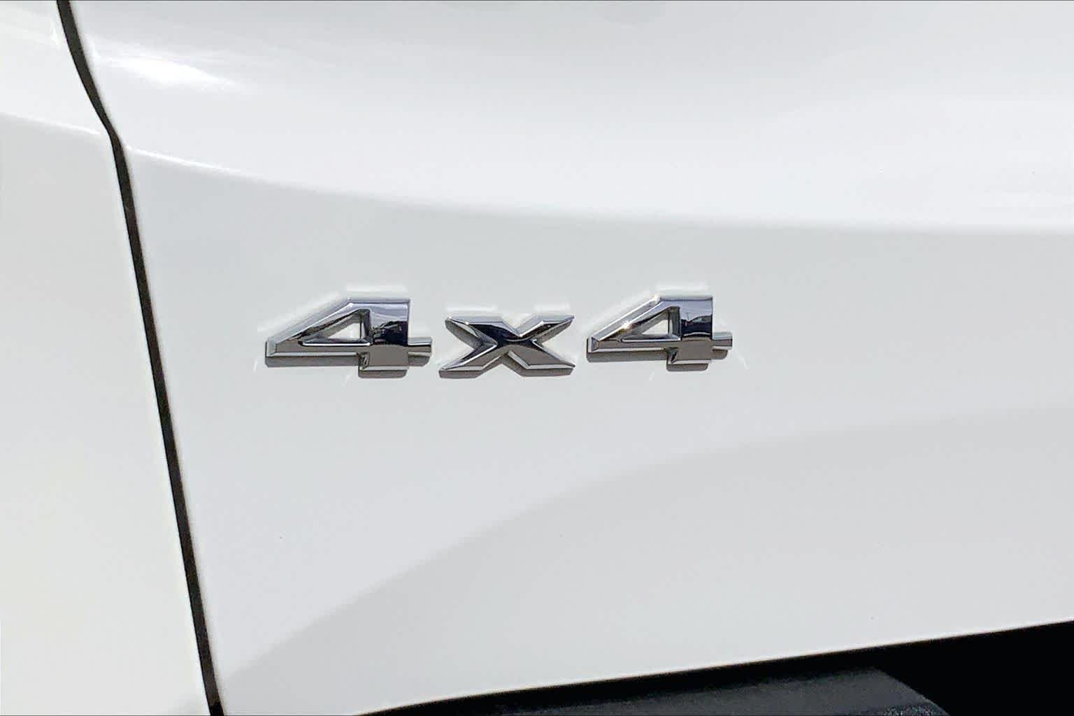 Used 2022 Alpine White Clearcoat Jeep Limited image 31