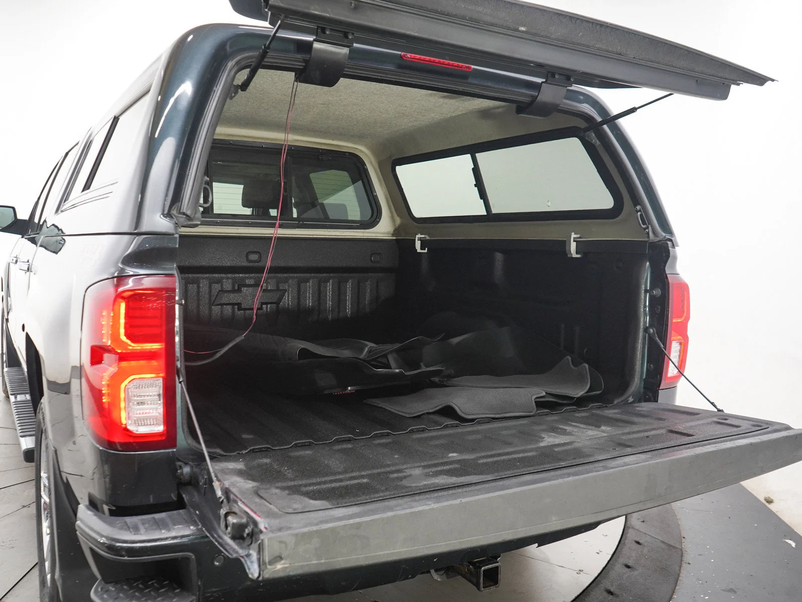 Used 2018 GRAPHITE METALLIC Chevrolet High Country image 9