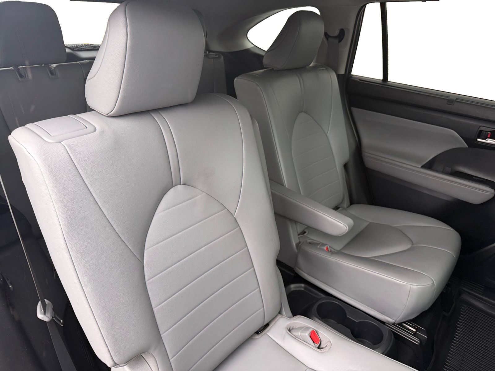 Used 2022 Amber Toyota XLE image 34