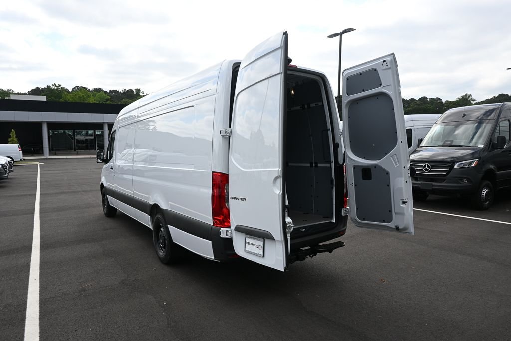 New 2026 Arctic+White Mercedes-Benz Cargo 170 WB image 27