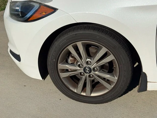 Used 2018 White Hyundai SEL image 4