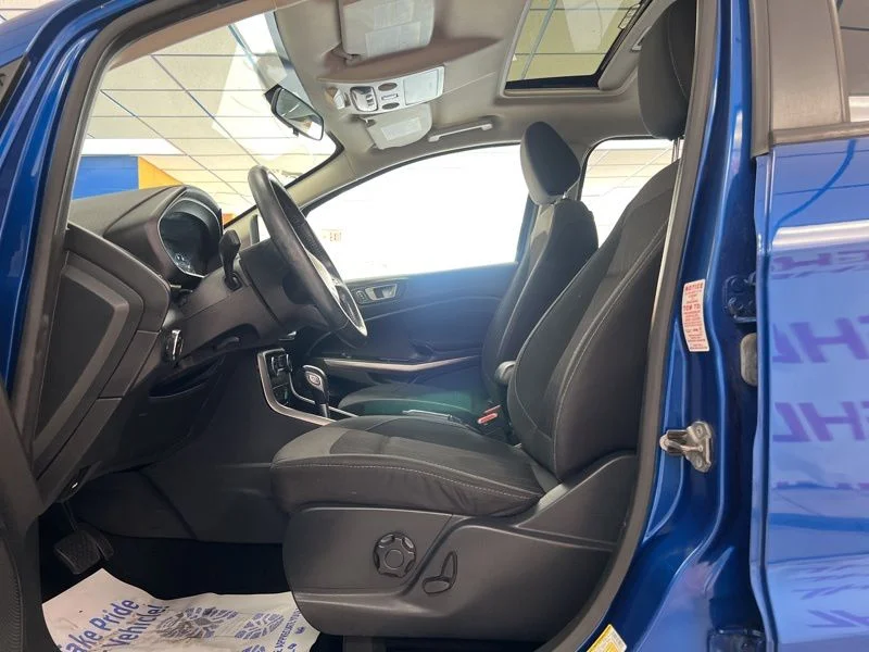 Used 2020 Blue Ford SE image 19
