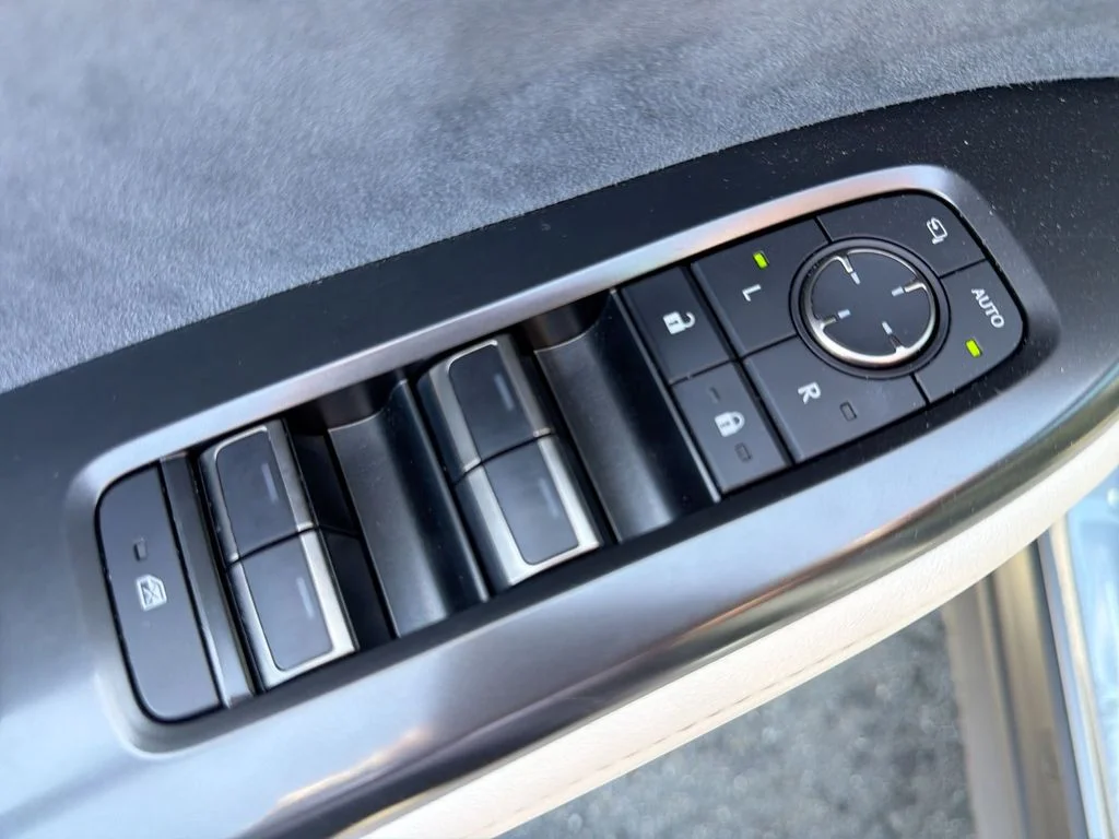 Used 2023  Lexus 450e Luxury image 15