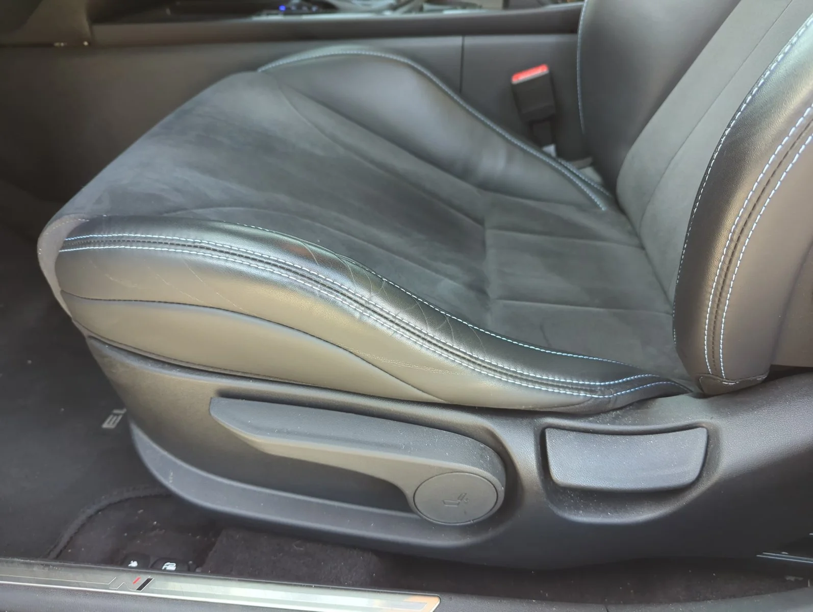 Used 2023 Ceramic White Hyundai  image 11