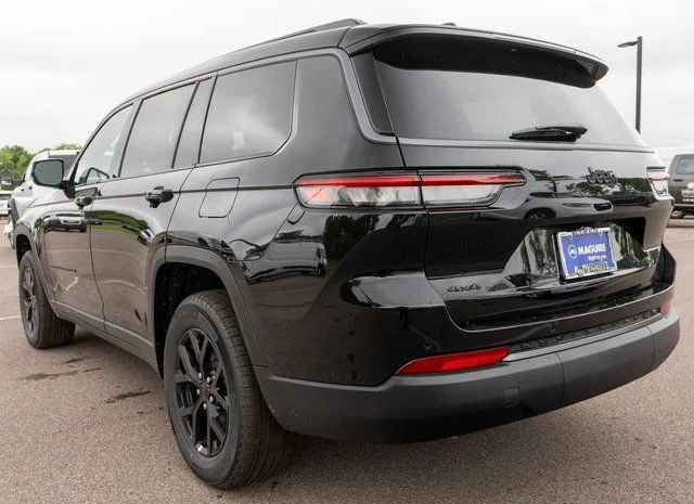 New 2026 Diamond Black Crystal Pearlcoat Jeep Altitude image 7