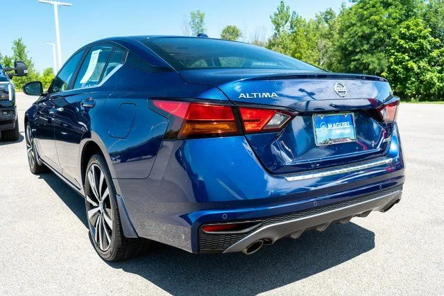 Used 2021 Blue Nissan 2.5 SR AWD image 8