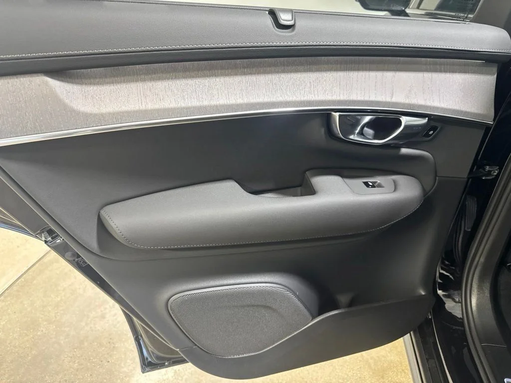 New 2026 Onyx Black Metallic Volvo B6 Plus 7-Seater image 20