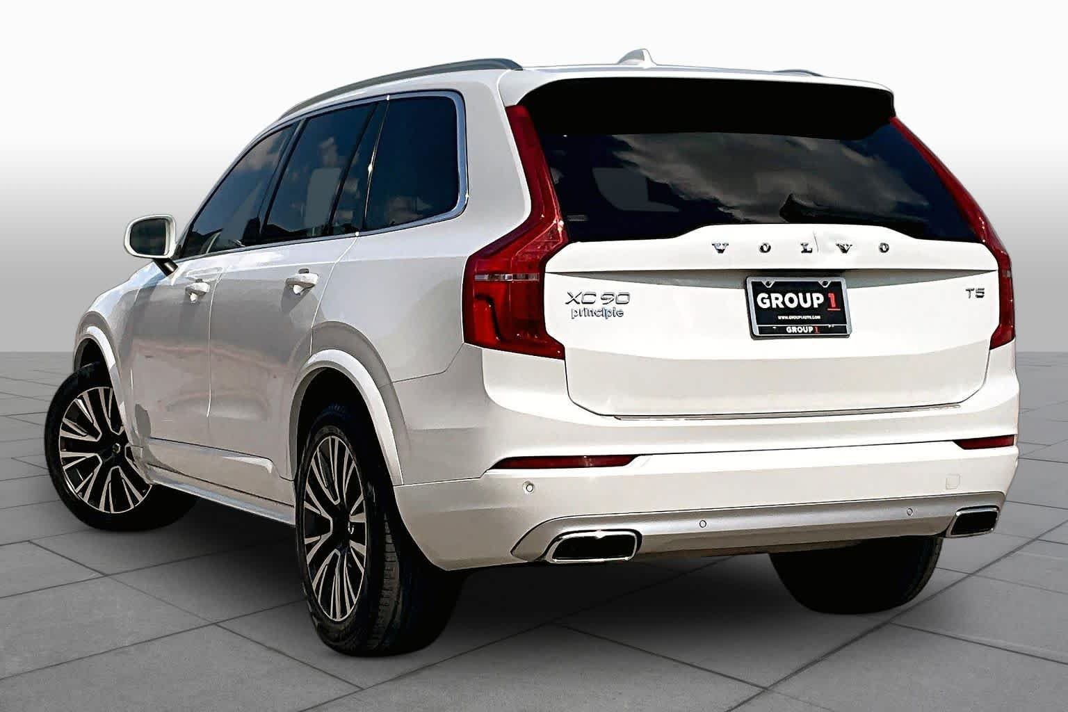 Used 2021 Crystal White Metallic Volvo Momentum image 12
