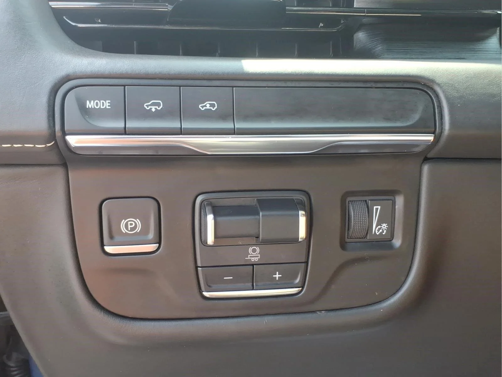 Used 2021 CRYSTAL WHITE TRICOAT Cadillac Sport Platinum image 21