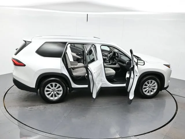 Used 2024 Wind Chill Pearl Toyota XLE image 47